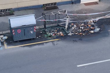 Sokak çöp konteyneri yangın geri dönüşüm kutusu yanmış plastik