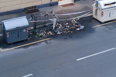 Sokak çöp konteyneri yangın geri dönüşüm kutusu yanmış plastik