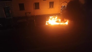 Sokak çöp konteyneri yangın geri dönüşüm kutusu sirenle gelen yanmış plastik itfaiyeciler.