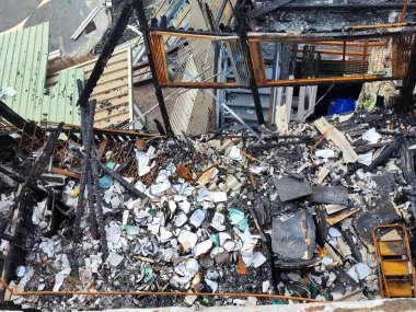 Yanan metal yapılar, deniz kıyısında yangın üstüne yangın.