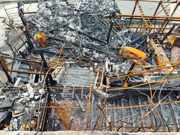 Yanan metal yapılar, deniz kıyısında yangın üstüne yangın.