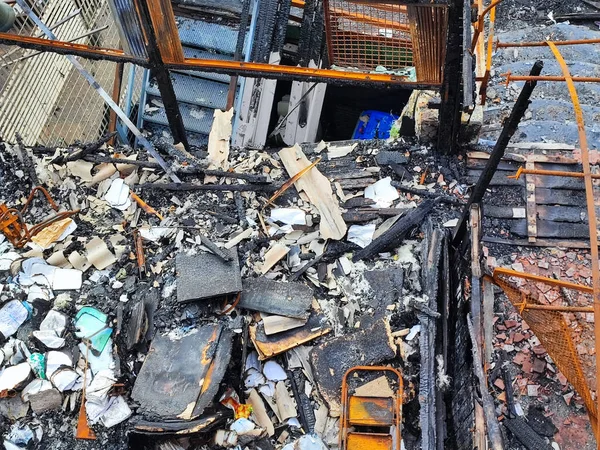 Yanan metal yapılar, deniz kıyısında yangın üstüne yangın.