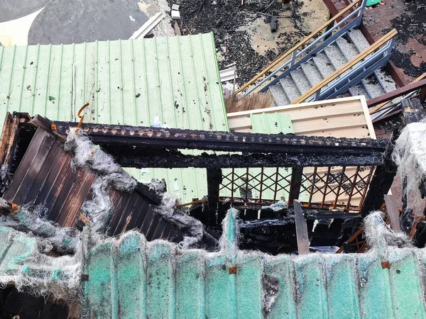 Yanan metal yapılar, deniz kıyısında yangın üstüne yangın.