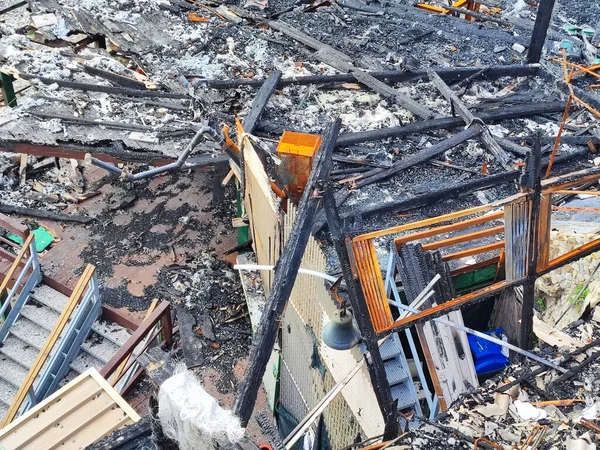 Yanan metal yapılar, deniz kıyısında yangın üstüne yangın.