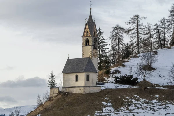Valle Val Dolomites Chiesa Montagna Vista Invernale Panorama Paesaggio — Foto Stock