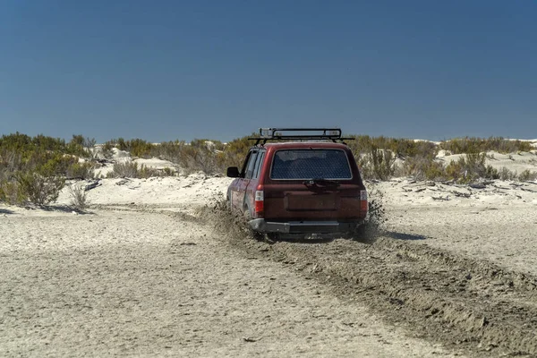 Lera Instängd Fastspänd Bil Jeep Sandstranden — Stockfoto