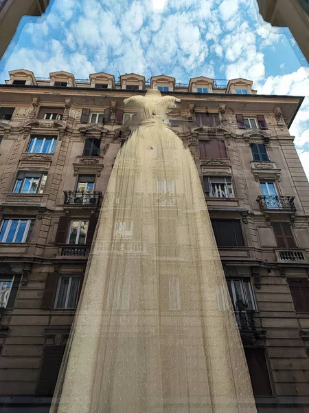 Novia Vestido Reflexión Ciudad Edificios Ventana Cristal —  Fotos de Stock