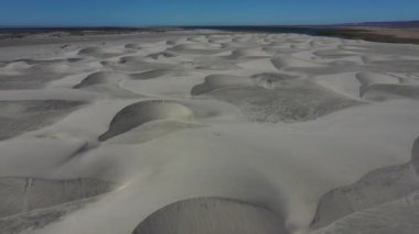Baja California Meksika 'daki beyaz kum tepecikleri hava manzaralı manzara.