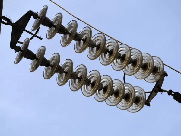 Mavi Gökyüzünde Yüksek Voltajlı Elektrik Kabloları Kapağı Yalıtkan Detayı — Stok fotoğraf
