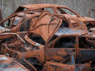 Hurdalık eski paslı araba sahası görüntüsü