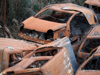 Hurdalık eski paslı araba sahası görüntüsü