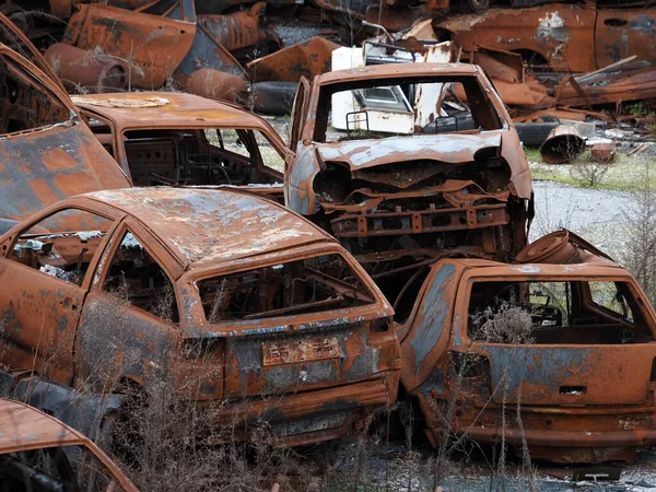 Vrakoviště Staré Rezavé Auto Pole Pohled — Stock fotografie