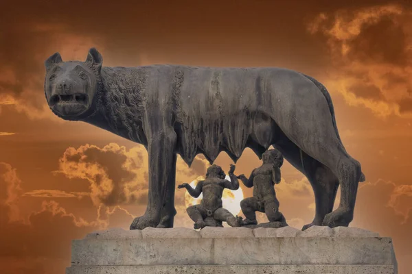 Lei Lupo Statua Rosso Tramonto Sfondo Romano Impero Simbolo Seno — Foto Stock