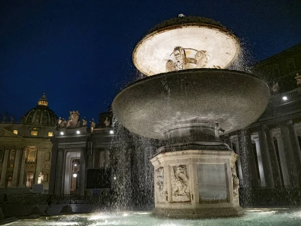 Fonte San Pietro Santo Peter Vatican Roma Iluminado Basílica Cúpula — Fotografia de Stock