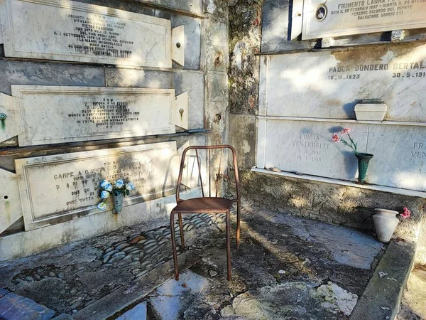 Tumbas Antiguas Silla Oxidada Vista Cementerio Portovenere — Foto de Stock