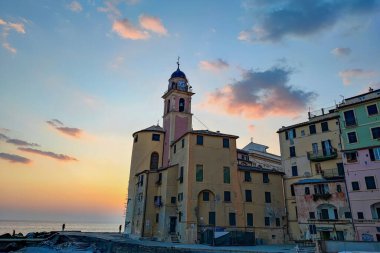 Camogli Köyü Kilisesi gün batımında