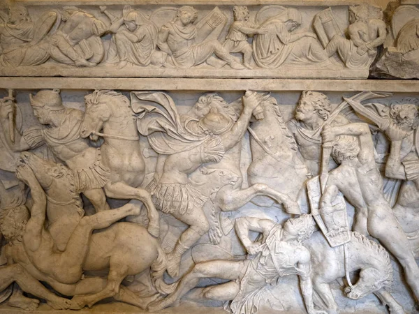 ローマの大理石の石棺の彫刻の詳細を閉じる — ストック写真