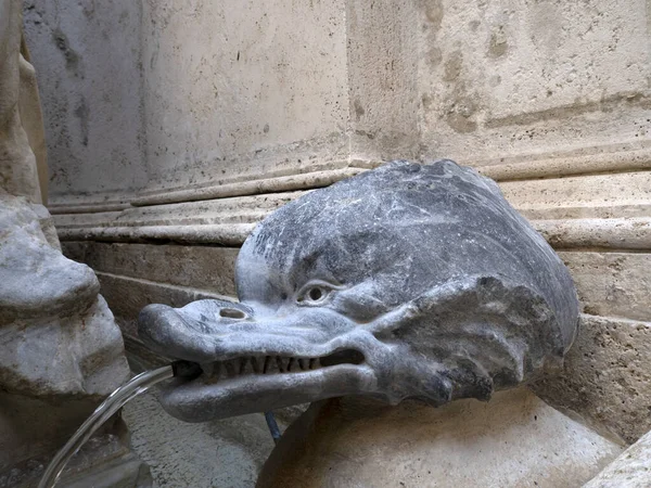 罗马马福里奥古罗马大理石雕像海豚的经典细节 — 图库照片