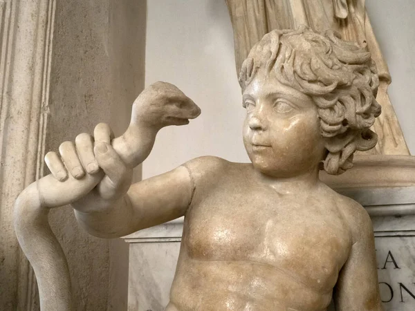 Alter Römischer Marmor Klassische Statue Kinder Mit Schlange — Stockfoto