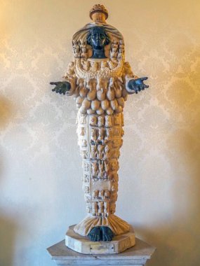 Ephesus Diana 'nın Artemis' i pek çok göğüs eski Roma mermer klasik heykeli