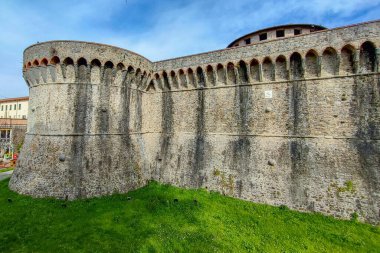 Sarzana Kalesi Taş Kale Kulesi manzaralı