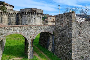Sarzana Kalesi Taş Kale Kulesi manzaralı