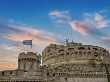 Castel Sant Angelo Roma manzarasında bayrak sallıyor.