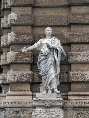 Roma manzaralı Cassazione binasında Çiçero heykeli