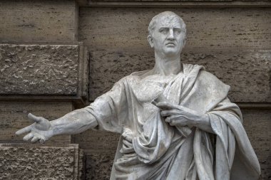 Roma manzaralı Cassazione binasında Çiçero heykeli