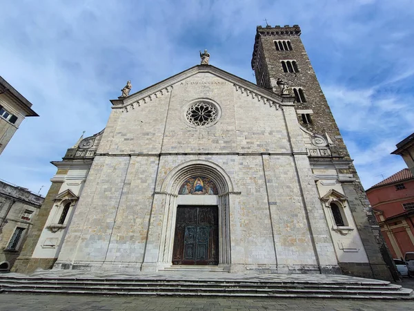 Sarzana Italy Pictoresque村教堂建筑景观 — 图库照片