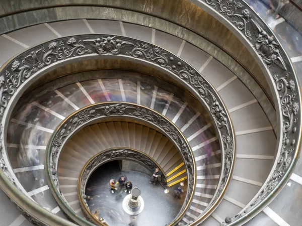 ローマのヴァタカン市 2022年2月26日 コロナウイルスの人々への移動効果の後に有名な螺旋階段が再びオープンしました — ストック写真