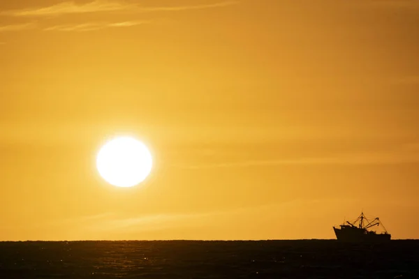 Silueta Del Barco Pesca Atardecer —  Fotos de Stock