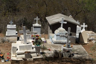 El Triunfo madencilik köyü Baja California 'daki eski Meksika mezarlığı mezarları.