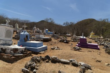 El Triunfo madencilik köyü Baja California 'daki eski Meksika mezarlığı mezarları.