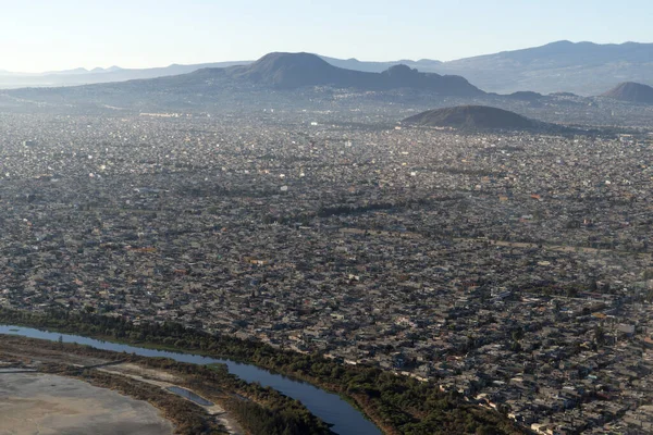 从飞机景观看墨西哥城市地区的空中景观 — 图库照片