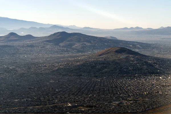 从飞机景观看墨西哥城市地区的空中景观 — 图库照片
