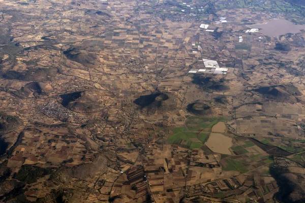 墨西哥瓜达拉哈拉油田和火山从墨西哥城市起飞时 从飞机上俯瞰全景 — 图库照片