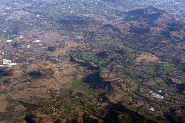 墨西哥瓜达拉哈拉油田和火山从墨西哥城市起飞时 从飞机上俯瞰全景 — 图库照片