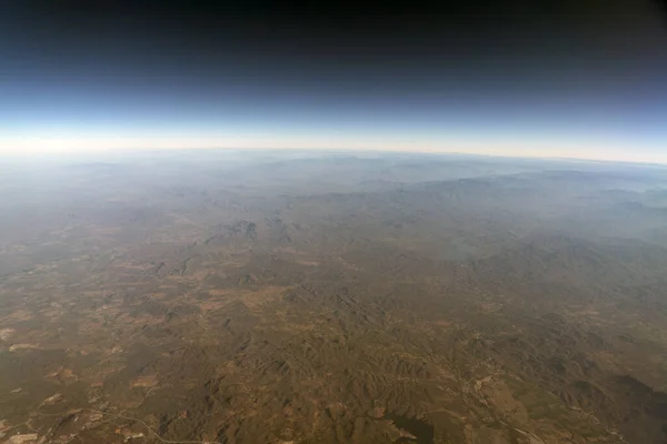 メキシコからの飛行中のメキシコ グアダラハラ飛行場と火山の空中展望パノラマ風景 — ストック写真