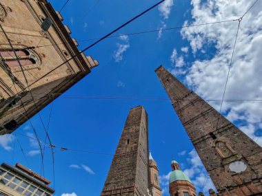 Bolonya İtalya Ortaçağ 2 kule manzaralı Torri