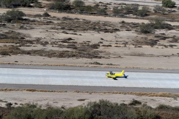 Avião Piper Aeroporto Deserto Decolando — Fotografia de Stock