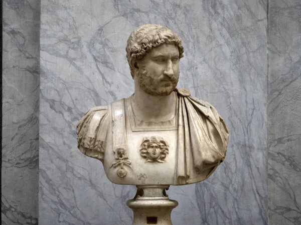 Gammal Marmor Romersk Figur Skulptur Staty Detalj Hadrian Kejsare — Stockfoto