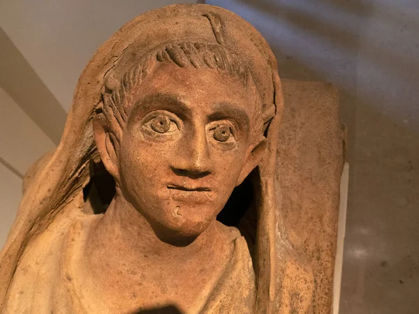 古老的梯形罗马人像雕塑细节 — 图库照片