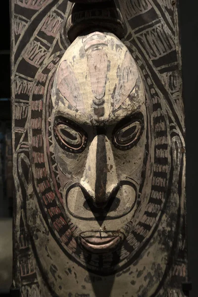 Papua Wood Painted Mask Statue — Stock Photo, Image