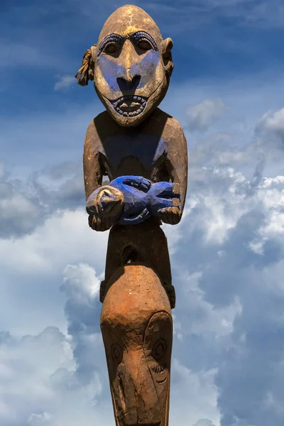 Estatua Máscara Pintada Madera Papua —  Fotos de Stock