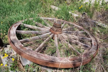 Eski araba tekerleği ahşap daire detayı