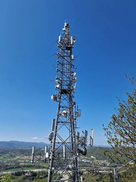 Communication Grande Antenne Sur Fond Bleu Ciel — Photo