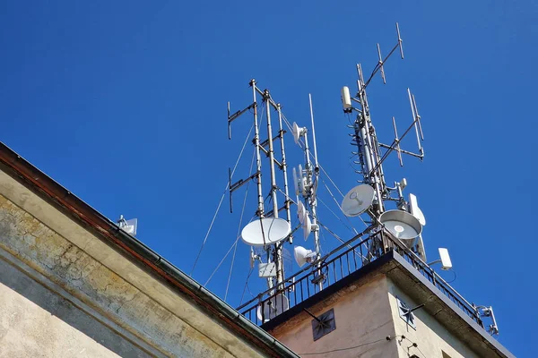 Communicatie Grote Antenne Blauwe Lucht Achtergrond — Stockfoto