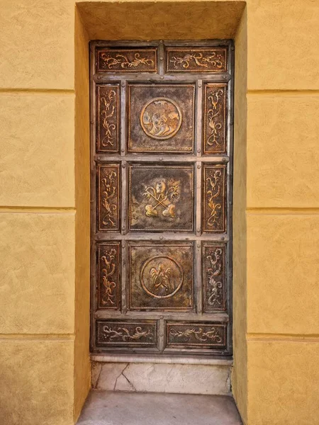 Brązowe Drzwi Płaskorzeźba Cabella Ligure Stary Kościół Piemonte Włochy — Zdjęcie stockowe