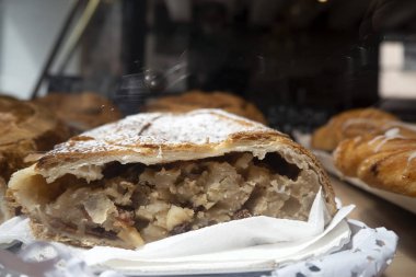 Fırında elmalı turta.